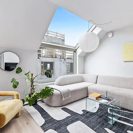 Skylight Lux 3br/2ba Center With Free Parking Apartment *