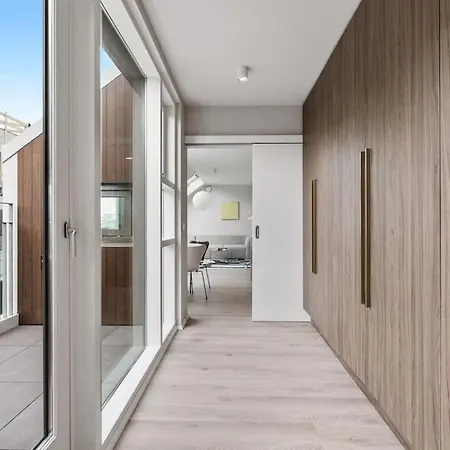 Skylight Lux 3br/2ba Center With Free Parking Apartment