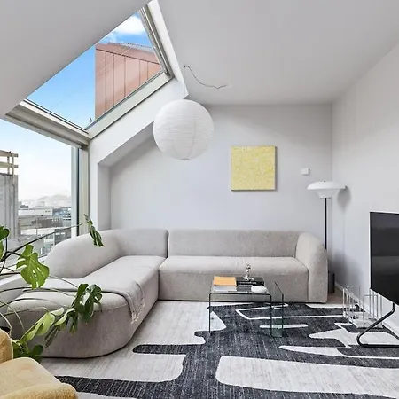 Skylight Lux 3br/2ba Center With Free Parking