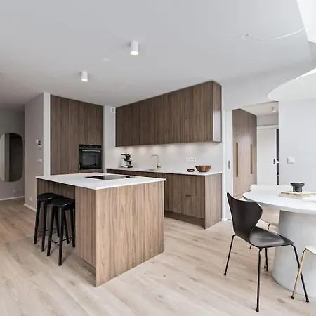 Skylight Lux 3br/2ba Center With Free Parking *